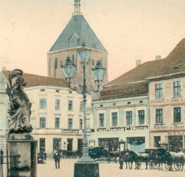 Sklep Czesława Buzy na koszalińskim rynku, między 1905 i 1911 r.