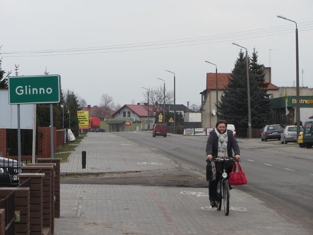 Ulica Kościuszki. Za tablicą zaczyna się Glinno. Ale tylko po lewej stronie. Prawa należy do miasta.