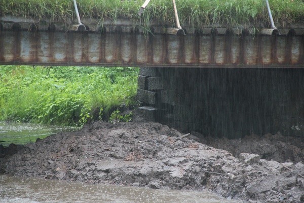 Czarny Bór: Woda podmyła most. Uwaga na objazdy!