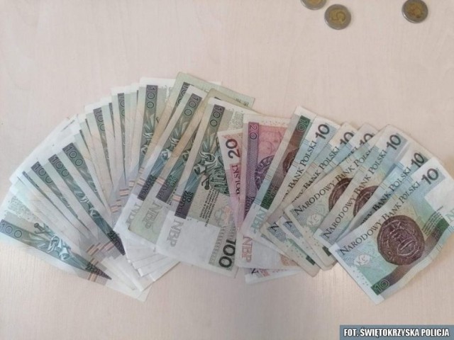 Pieniądze odzyskane przez buskich policjantów