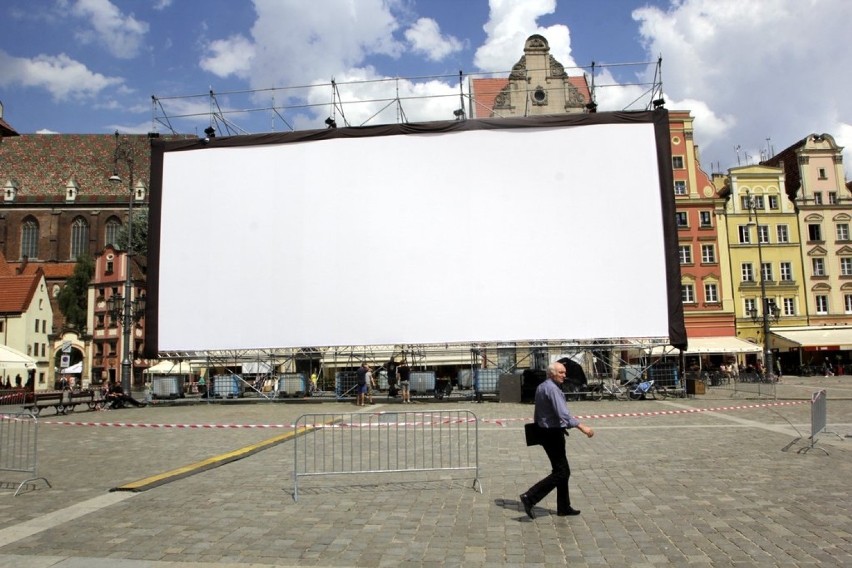 Na Rynku stanął już wielki ekran. Od piątku będzie można tam oglądać filmy (ZDJĘCIA)