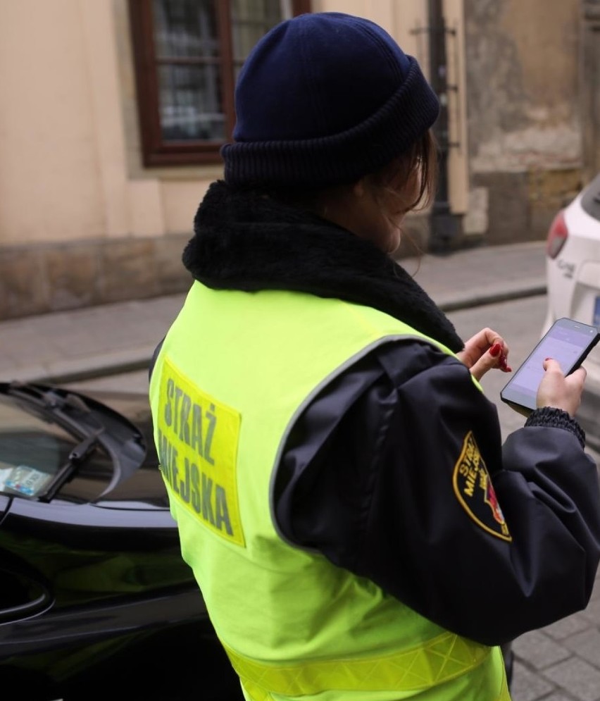 Młodszy inspektor w Straży MIejskiej w Katowicach może...