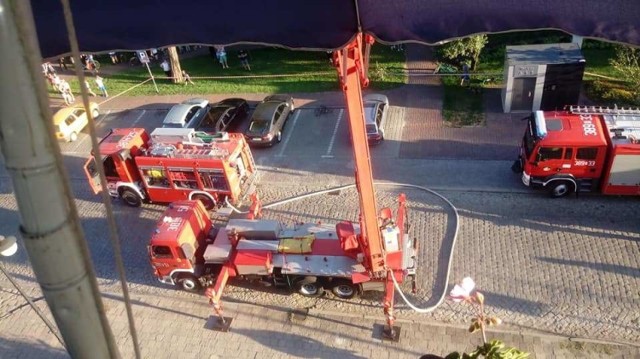 Do pożaru mieszkania w blok przy ul. Wyspiańskiego w Nowej Soli doszło w środę, 12 września. Z pożarem walczyły cztery jednostki zawodowej straży pożarnej z Nowej Soli oraz OSP Przyborów i Otyń. Pożar wybuchł około godz. 18.00. Paliło się mieszkanie na czwartym piętrze bloku. W akcji gaśniczej użyto podnośnika. – Z mieszkania została ewakuowana jedna osoba – mówi kpt. Dariusz Szymura, rzecznik lubuskich strażaków. Mężczyzna został przewieziony do szpitala.

Pożar ciężarówki na stacji Orlen w Gorzowie Wlkp. WIDEO:


