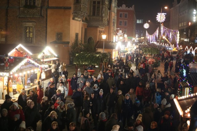 Właśnie ruszył wrocławski Jarmark Bożonarodzeniowy. Oto hity, które co roku cieszą się ogromną popularnością wśród wrocławian i turystów odwiedzających w tym czasie stolicę Dolnego Śląska. Sprawdź, co można kupić na jarmarku w tym roku oraz w jakich cenach. 

ZOBACZ NA KOLEJNYCH SLAJDACH