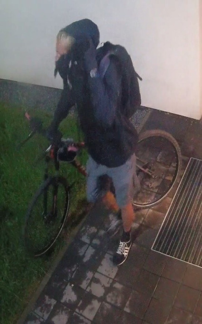 Skatował szczeniaka i ukradł rower z ul. Gerberowej we Wrocławiu. Rozpoznajecie go? [ZDJĘCIA]