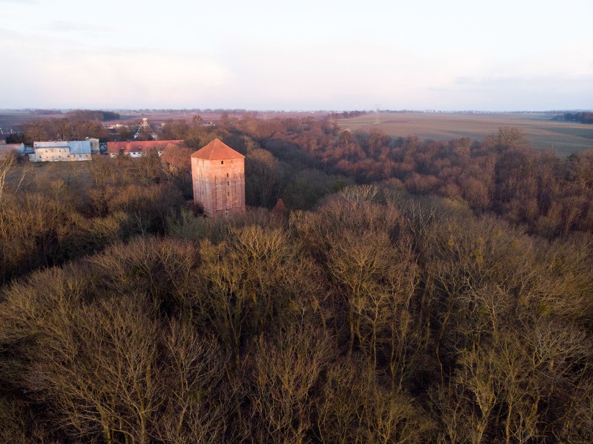 Ruiny zamku w Rogóźnie-Zamku z drona. Zobacz zdjęcia i film!