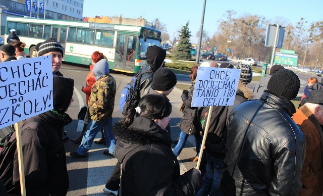 Protest na rondzie odbywa się już drugi dzień. W poniedziałek policja skierowała wnioski o ukaranie przeciw 44  osobom, jeden protestujący przyjął mandat. Kolejna tura protestów zaplanowana została na godzinę 14.30.