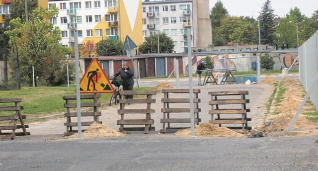 Droga, a raczej przejazd od bloku od strony ul. Leszka Czarnego został kilka dni temu zagrodzony