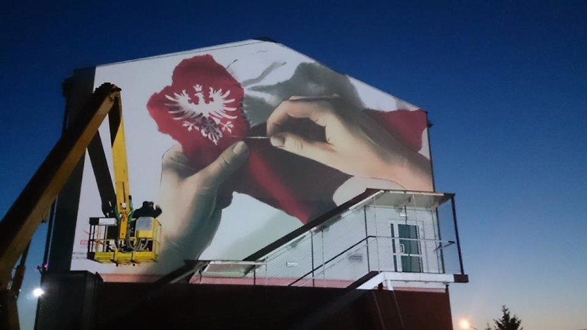 AKTYWNIE: Niezwykły mural powstał w Baszkowie i cieszy już oko mieszkańców [ZDJĘCIA]