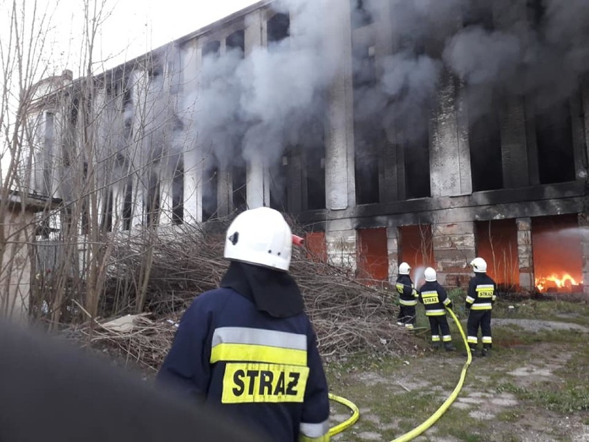 Pożar w dawnej fabryce Lech w Ołdrzychowicach Kłodzkich
