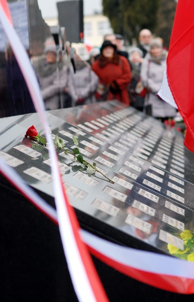Odsłonili pomnik upamiętniający pomordowanych na Zamku Lubelskim