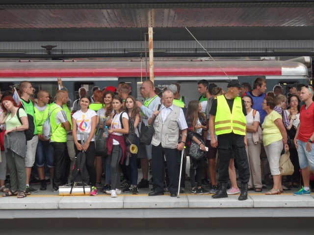 Tłumy pielgrzymów chcą wyjechać z Częstochowy. Na dworcu kolejowym robi się ciasno.