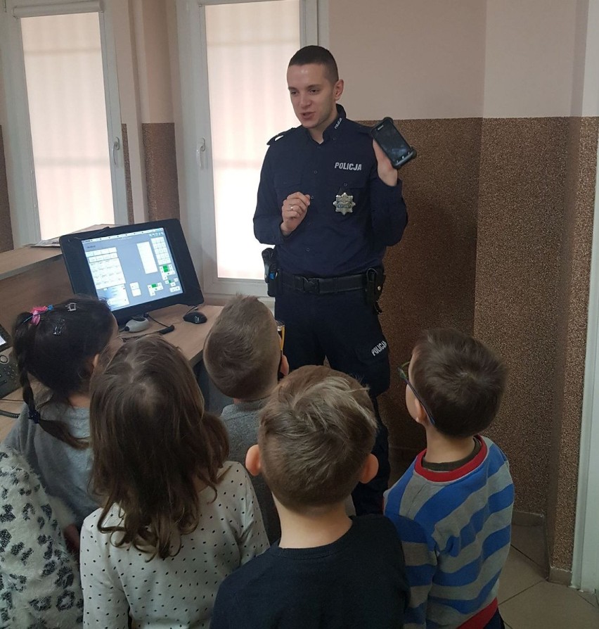 Dzieci z Przedszkola Miejskiego w Łabiszynie udały się z wizyta na Posterunek Policji [zdjęcia]