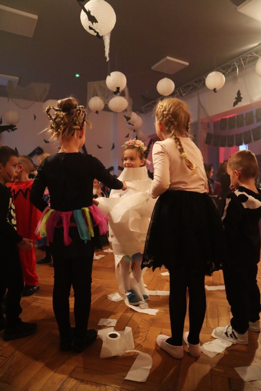 Bal Halloweenowy w Staszowskim Ośrodku Kultury. Niesamowita zabawa najmłodszych