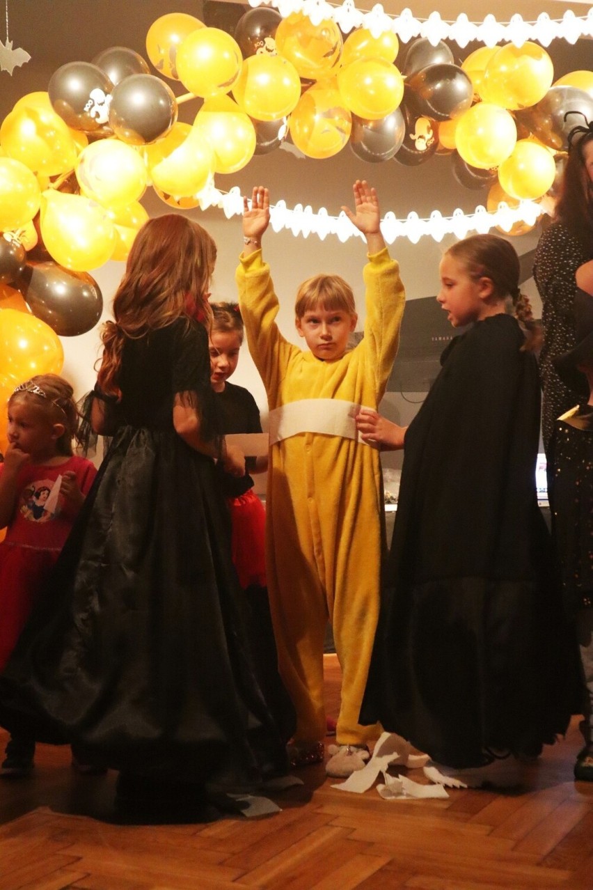 Bal Halloweenowy w Staszowskim Ośrodku Kultury. Niesamowita zabawa najmłodszych