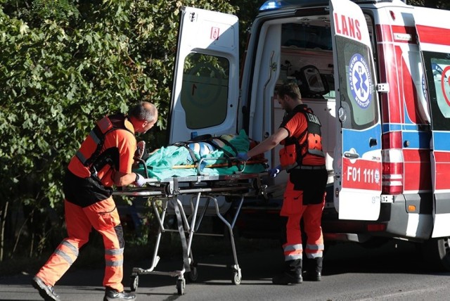 Do poważnie wyglądającej kolizji doszło w niedzielę, 18 sierpnia, na przejściu dla pieszych na wysokości Dzikiej Ochli. Kierowca bmw uderzył w skodę, wypadł z drogi i na chodniku potrącił chłopca i dziewczynkę. Na szczęście nic poważnego im się nie stało. Kierowca bmw stanie jednak przed sądem.
 
Dramatyczne sceny rozegrały się w niedzielę, 18 sierpnia, około godz. 18.00. Kierujący bmw jechał w kierunku Zielonej Góry. Przed przejściem dla pieszych na wysokości Dzikiej Ochli zatrzymał się kierujący skodą. Chciał wpuścić na pasy pieszych. Wtedy w tył skody uderzyło rozpędzone bmw. Po uderzeniu w skodę bmw odbiło się od auta i wypadło z drogi na prawe pobocze. Samochód z dużą siłą wleciał na chodnik i tam potrącił dziewczynkę i chłopca. Na koniec bmw mocno uderzyło w drzewo.
 
Do szpitala trafiła 13-latka, chłopak i pasażerka skody. Na szczęście, mimo groźnie wyglądającego zdarzenia, po badaniach okazało się, że nikomu nic poważnego się nie stało. Zdarzenie zostało zakwalifikowane jako kolizja. Kierujący bmw poniesie jednak surowe konsekwencje swojego zachowania na drodze. 

– Policjanci zatrzymali kierującemu bmw prawo jazdy – mówi asp. szt. Andrzej Gramatyka, naczelnik zielonogórskiej drogówki. To efekt zagrożenia, jakie spowodował na drodze. I to jeszcze nie koniec. – Policjanci odstąpili od ukarania kierowcy mandatem. Został przygotowany wniosek o jego ukaranie przez sąd – mówi asp. szt. Gramatyka. Sąd zadecyduje o wysokości grzywny i ewentualnym zakazie prowadzenia. – Wejście pieszego na pasy nie może być zaskoczeniem dla kierowcy. Podobnie nie może być zaskoczeniem to, że pojazd nagle zatrzyma się przed przejściem dla pieszych – mówi asp. szt. Gramatyka.

Zobacz też wideo: Wypadek autokaru z dziećmi między Świebodzinem a Sulechowem


