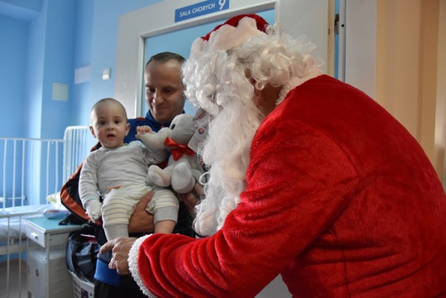 Mikołaj odwiedził dzieciaki w szpitalu. Prezenty dla każdego