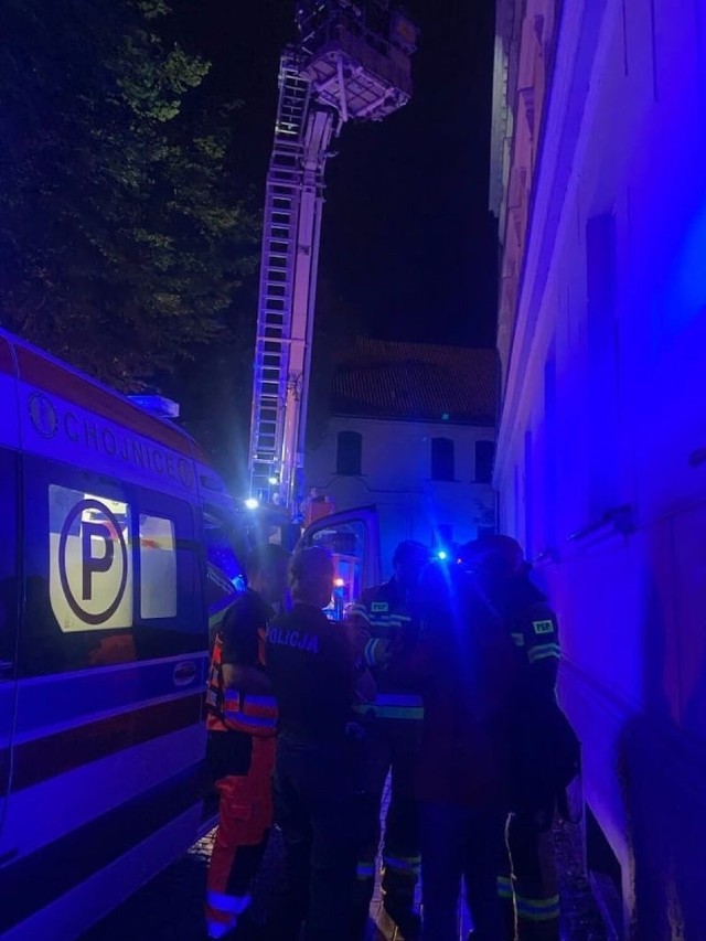 Dwaj chłopcy w wieku 4 i 7 lat wydostali się z mieszkania przez okno z pomocą strażaków