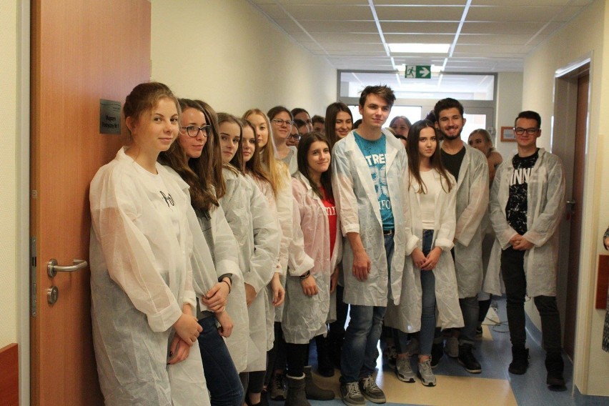 Uczniowie II LO z kolejną wizytą w wieluńskim szpitalu[FOTO]