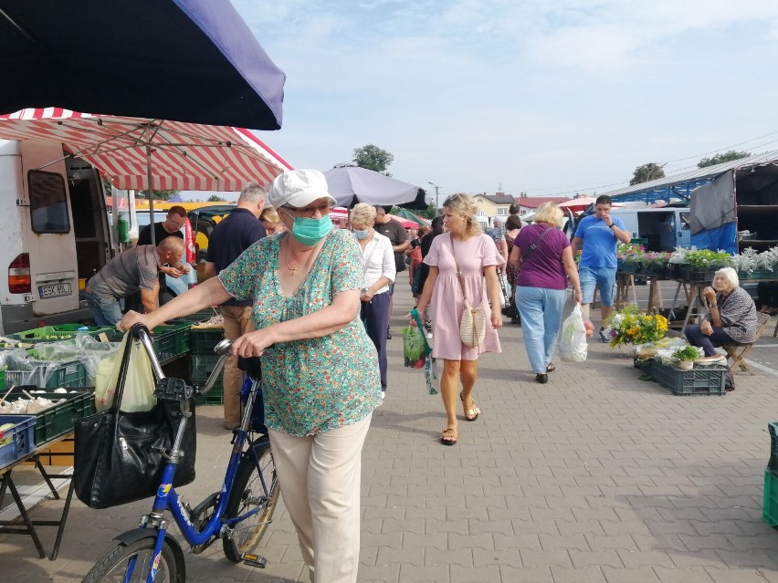 Gorący, sierpniowy poranek na targowisku miejskim w Skierniewicach. Co kupowano najchętniej?