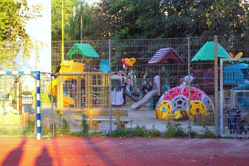 Sztum dla dzieci: Nowy plac zabaw nad jeziorem - Marzenie każdego malucha! [ZDJĘCIA]