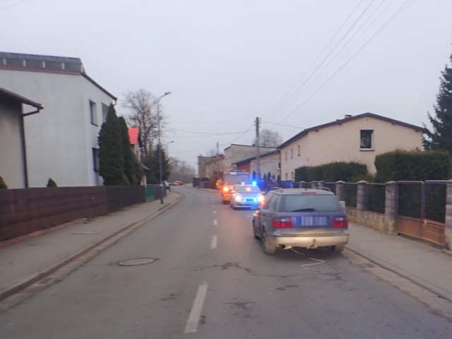 Policja Lubliniec. Jechał na „podwójnym gazie” uszkodził dwa zaparkowane obok drogi pojazdy, znak drogowy i elewację budynku