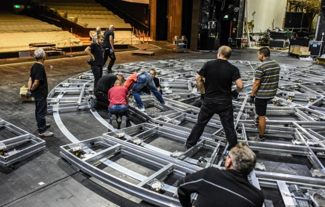 W poniedziałkowy wieczór (8 października) w Operze Nova rozpoczęto montaż długo wyczekiwanej nowej sceny obrotowej. Scena o wymiarach 12x17 m została wykonana i dostarczona przez niemiecką firmę z 40-letnim doświadczeniem, która wykonywała już podobne urządzenia m.in. dla Opery w Sydney, teatrów muzycznych w Europie czy Japonii. 

- Założenie sceny obrotowej umożliwia po czterech latach powrót do repertuaru znakomitego baletu jednego z najzdolniejszych choreografów młodego pokolenia, Roberta Bondary „Zniewolony umysł”. Przypomnijmy, że scenografia Diany Marszałek wymaga osadzenia wielofunkcyjnej „piramidy” na obracanej platformie - informuje Ewa Chałat, specjalista ds. promocji Opery Nova. 

Zakup nowej sceny obrotowej umożliwił Projekt Modernizacja Opery Nova - zadanie realizowane w ramach VIII osi Priorytetowej „Ochrona dziedzictwa kulturowego i rozwój zasobów kultury” Programu Operacyjnego Infrastruktura i Środowisko na lata 2014 -2020.

Jeden z najważniejszych polskich baletów współczesnych, stworzony dla baletu Opery Nova na nowej "obrotówce" wystawiony będzie w piątek, sobotę i niedzielę (12, 13 i 14 października). 


O krok od wielkiej tragedii! Cudem uniknęli śmierci! [wideo - program Stop Agresji Drogowej]

