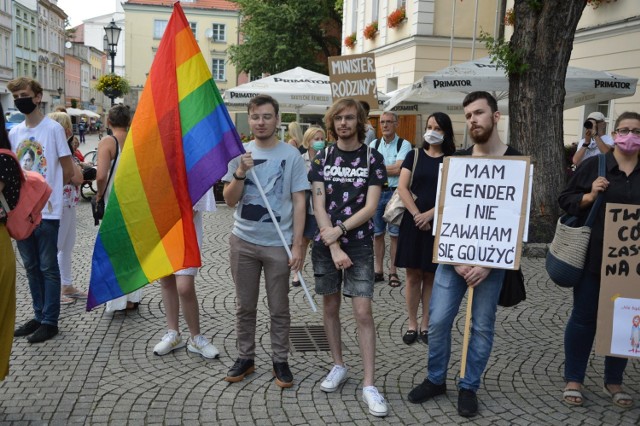 Zielonogórzanie bronili praw kobiet i wyrażali swój sprzeciw wypowiedzeniu Konwencji Antyprzemocowej. Obejrzyjcie naszą galerię zdjęć.