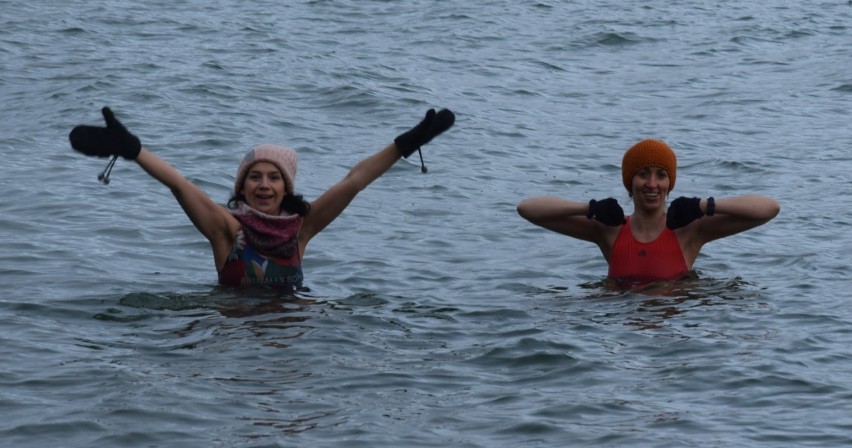 Gdynia: Morsy przywitały Nowy Rok tradycyjną kąpielą w lodowatej wodzie. Mrozu się nie boją. "Im zimniej, tym lepiej"
