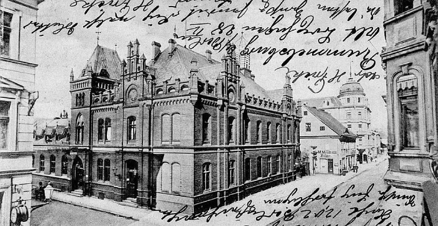 Widok poczty głównej na widokówce z 1902 r. Gmach od strony...