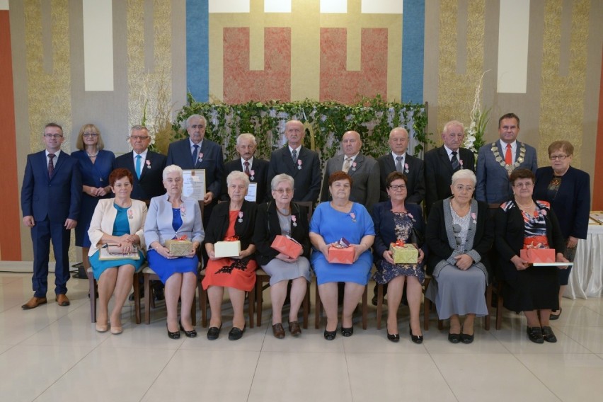 JAROCIN: 61 par z terenu gminy Jarocin zostało odznaczonych medalami „Za długoletnie pożycie małżeńskie" [ZDJĘCIA]
