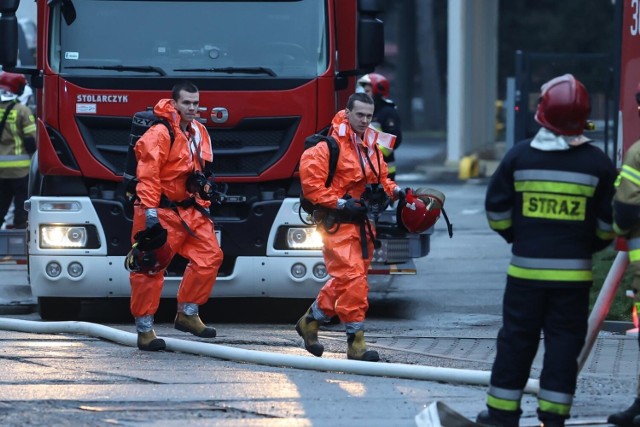 W warszawskim salonie fryzjerskim doszło w nocy do pożaru, a straż pożarna informuje o znalezieniu ładunku wybuchowego. Informacji tej nie potwierdza jednak policja. Zdjęcie ilustracyjne