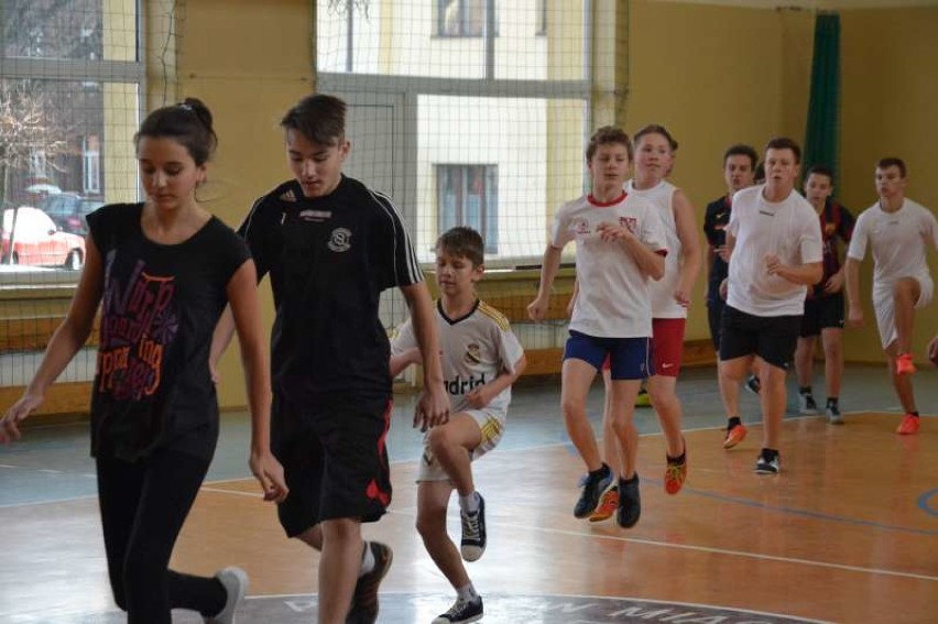 Koszykarze BM Slam Stal Ostrów Wielkopolski poprowadzili lekcję wychowania fizycznego