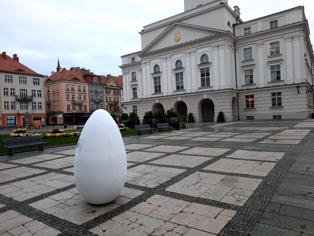 Wielkie jajo z napisem „Urosło za duże? Dlaczego?” stanęło na Głównym Rynku w Kaliszu