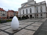 Wielkie jajo z napisem „Urosło za duże? Dlaczego?” stanęło na Głównym Rynku w Kaliszu. W jakim celu? ZDJĘCIA
