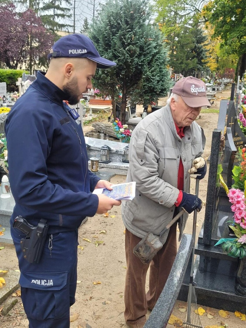 Zachowaj ostrożność podczas Uroczystości Wszystkich Świętych. Policjanci z Obornik odwiedzają cmentarze, by ostrzec odwiedzających