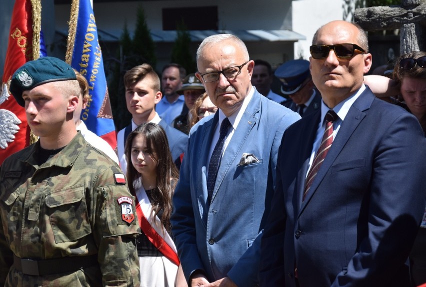 Obchody 76. rocznicy zbrodni wołyńskiej w Jarosławiu zorganizowano na Starym Cmentarzu przy tablicy pamięci ofiar [ZDJĘCIA]