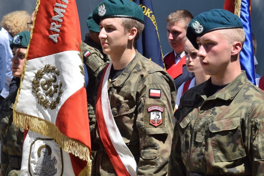 Obchody 76. rocznicy zbrodni wołyńskiej w Jarosławiu zorganizowano na Starym Cmentarzu przy tablicy pamięci ofiar [ZDJĘCIA]