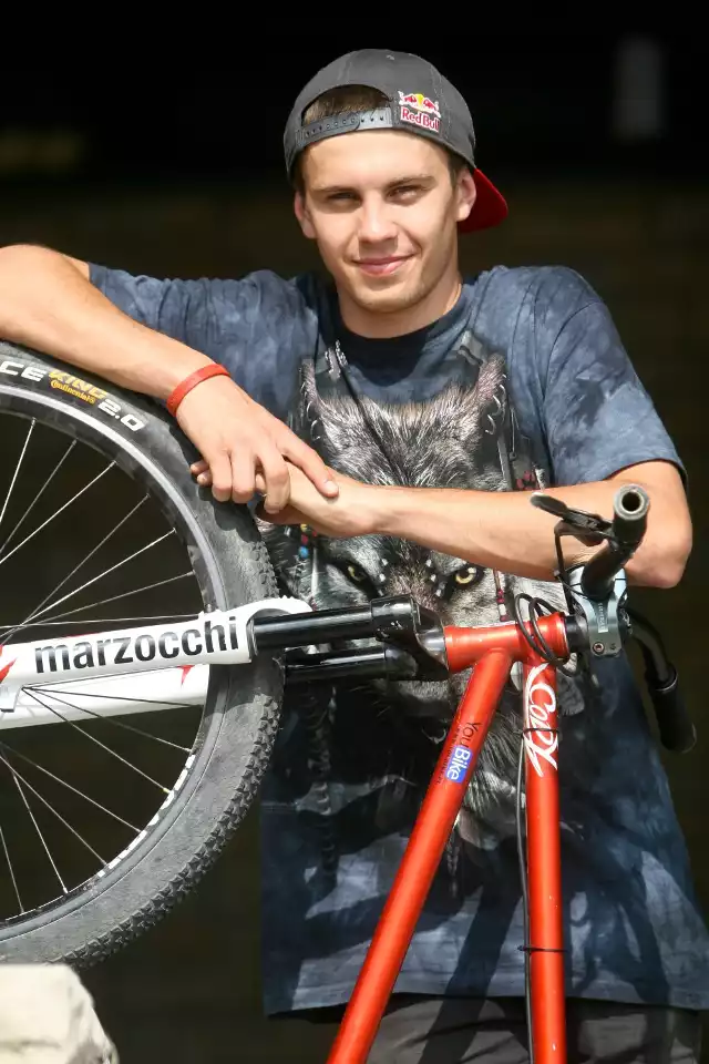 Szymon na rowerze skacze od 8 lat, ale to młodszy brat Dawid zaraził go swoją pasją do rowerów