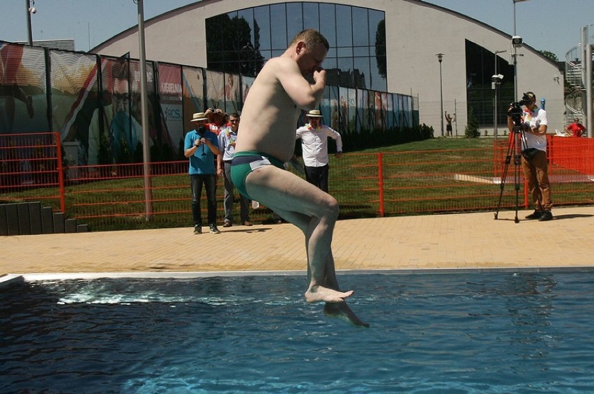 Prezydent Lubina skokiem z trampoliny otworzył baseny.