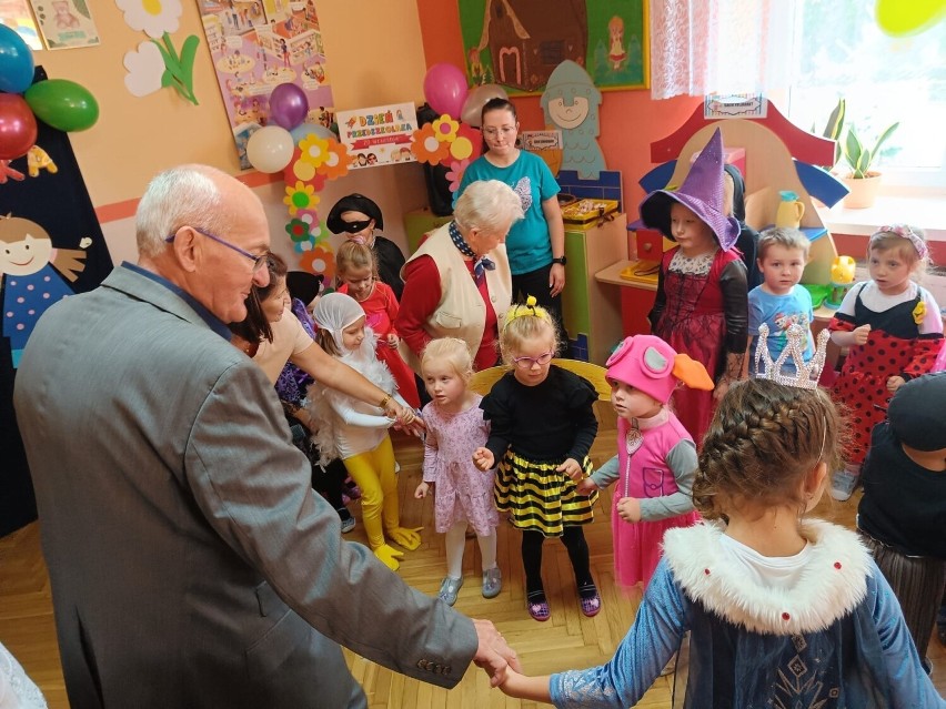 Dzień Przedszkolaka w Przedszkolu nr 3 w Jędrzejowie. Dzieci przebrane za postaci z bajek obchodziły swoje wielkie święto. Zobacz zdjęcia
