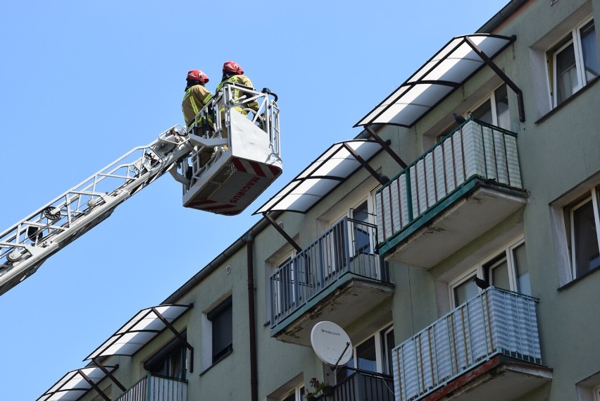 Strażacy wchodzili do mieszkania przez balkon