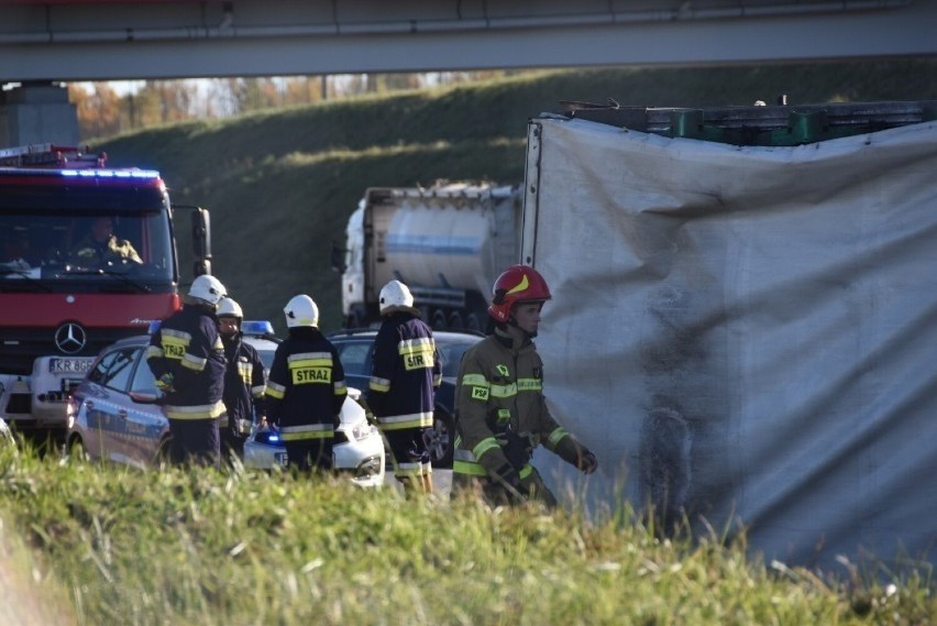 Tir wywrócił się na autostradzie A4 w Zaczarniu. Doga była zablokowana [ZDJĘCIA]