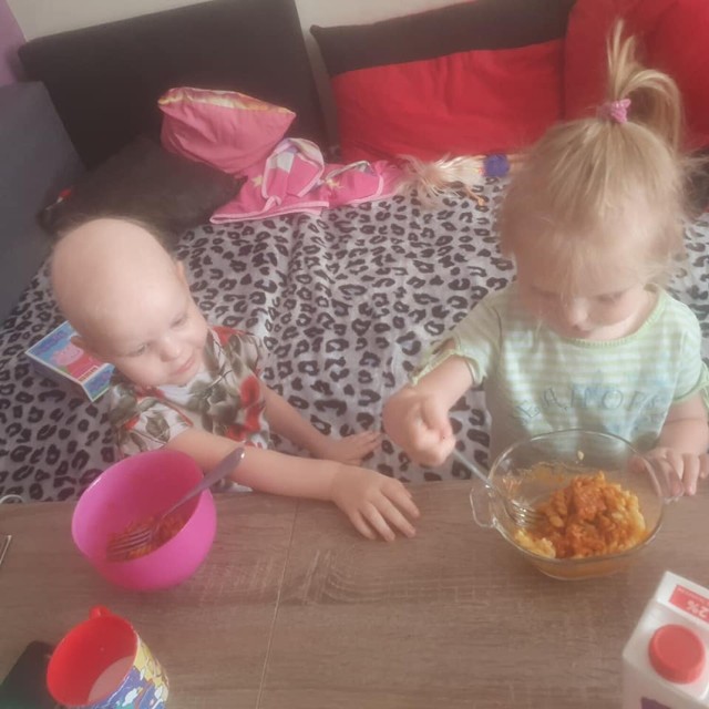 Siostry bliźniaczki chorują na ostrą białaczkę limfoblastyczną i bardzo potrzebują wsparcia