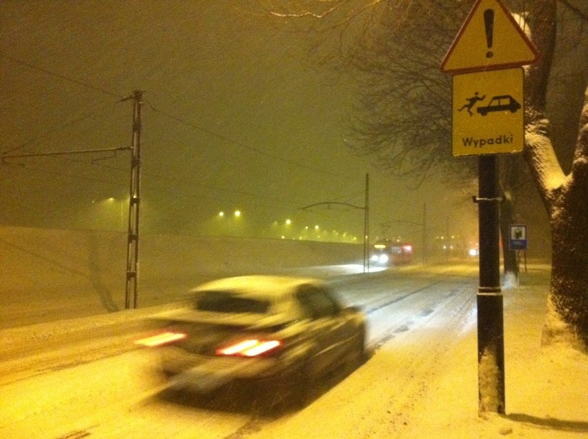 Atak zimy na ulicach Zabrza. Śnieg utrudnia komunikację [ZDJĘCIA]