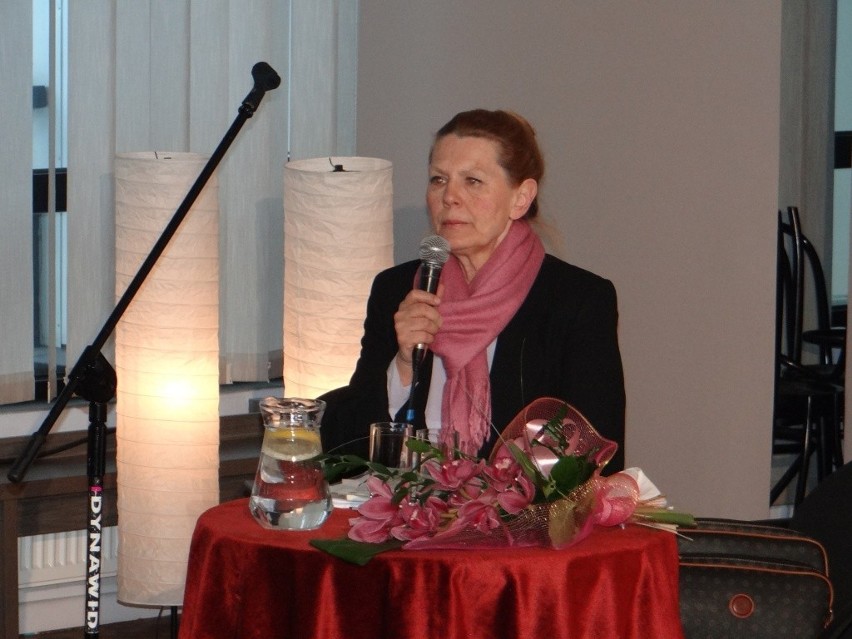 Obchody rocznicy Katastrofy Smoleńskiej w Radomsku: Spotkanie z Ewą Kochanowską w MDK