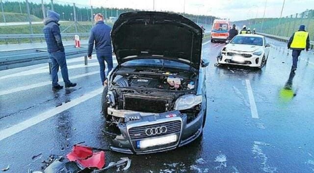 Do zderzenia czterech pojazdów osobowych na S3 między Gorzowem a Międzyrzeczem doszło w środę, 19 lutego, około godziny 16.00. Na czas usuwania szkód dwa pasy w stronę Gorzowa zostały zablokowane.

Powodem zderzenia pojazdów mogła być powstała na drodze S3 warstwa lodu. Na skutek opadów utrudniających widoczność pojawiła się bardzo śliska warstwa pokrywająca jezdnię. Na miejsce przyjechały służby ratunkowe, w tym dwa zastępy OSP Skwierzyna oraz jednostka ratowniczo-gaśnicza z Międzyrzecza. 

Na szczęście nikomu nic się nie stało. Zdarzenie odnotowano jako kolizję. Ruch na S3 odbywa się prawidłowo. 



Zobacz również: Co warto wiedzieć o ubezpieczeniu domu lub mieszkania na wypadek pożaru?
