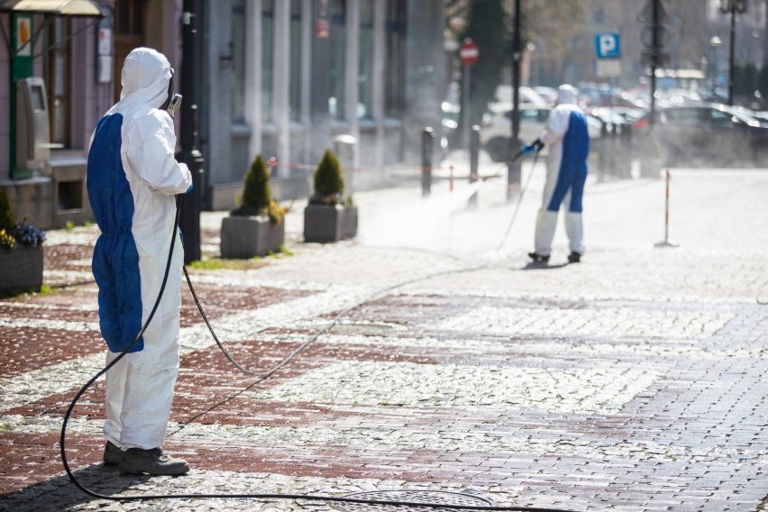 Wielka dezynfekcja w Bielsku-Białej: spryskiwane są popularne przejścia, chodniki i place 