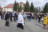 Święconka 2021 w parafiach w Lesznie. Wierni tłumnie przybyli na święcenie pokarmów. Księża apelują o przestrzeganie obostrzeń [ZDJĘCIA]