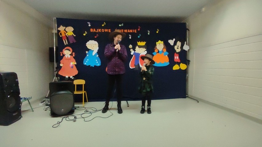 „Bajkowe śpiewanie” w Przedszkolu numer 1 w Jędrzejowie. Rodzice i dzieci wspólnie śpiewali piosenki. Zobaczcie jakie mieli stroje